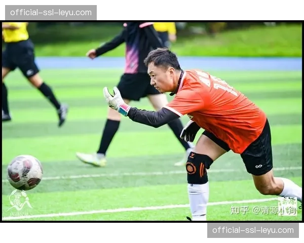 花絮：比赛中足球漏气，裁判紧急更换比赛用球导致短暂中断